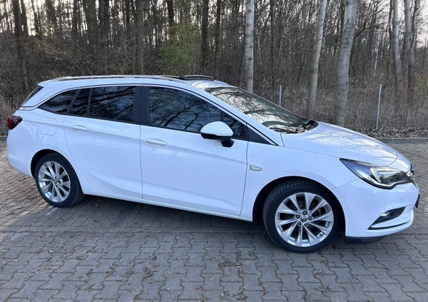 Opel Astra cena 29300 przebieg: 207000, rok produkcji 2018 z Warszawa małe 191